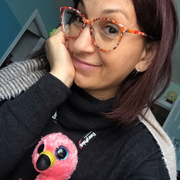 Meet your Posher, Mikayla - Picture 1 of 2